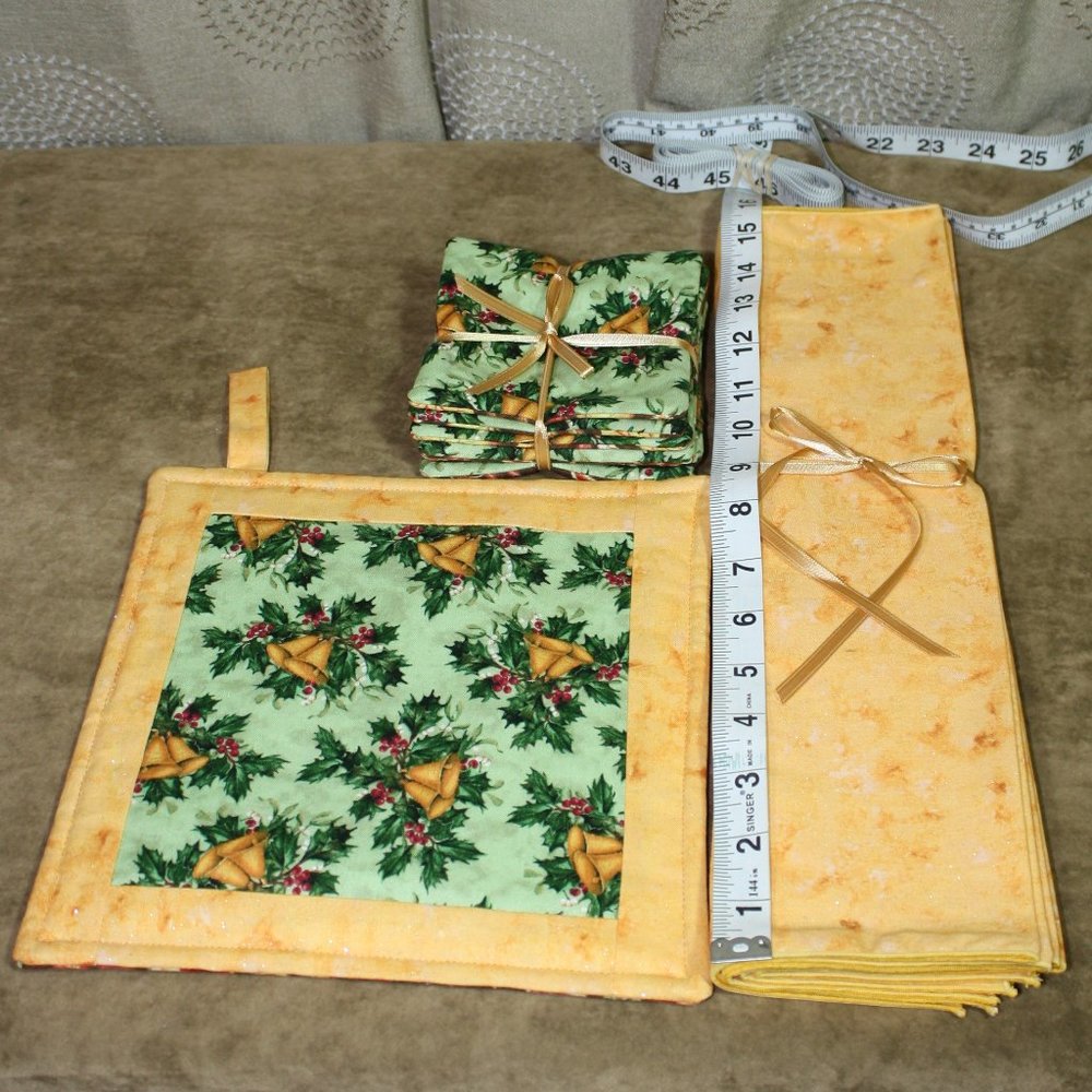 Hand-Craft Reversible Table Setting Fall/Christmas - Picture 2 of 7